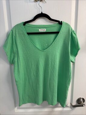 Kettlewell V-Neck Short Sleeve Tee in Mint Green